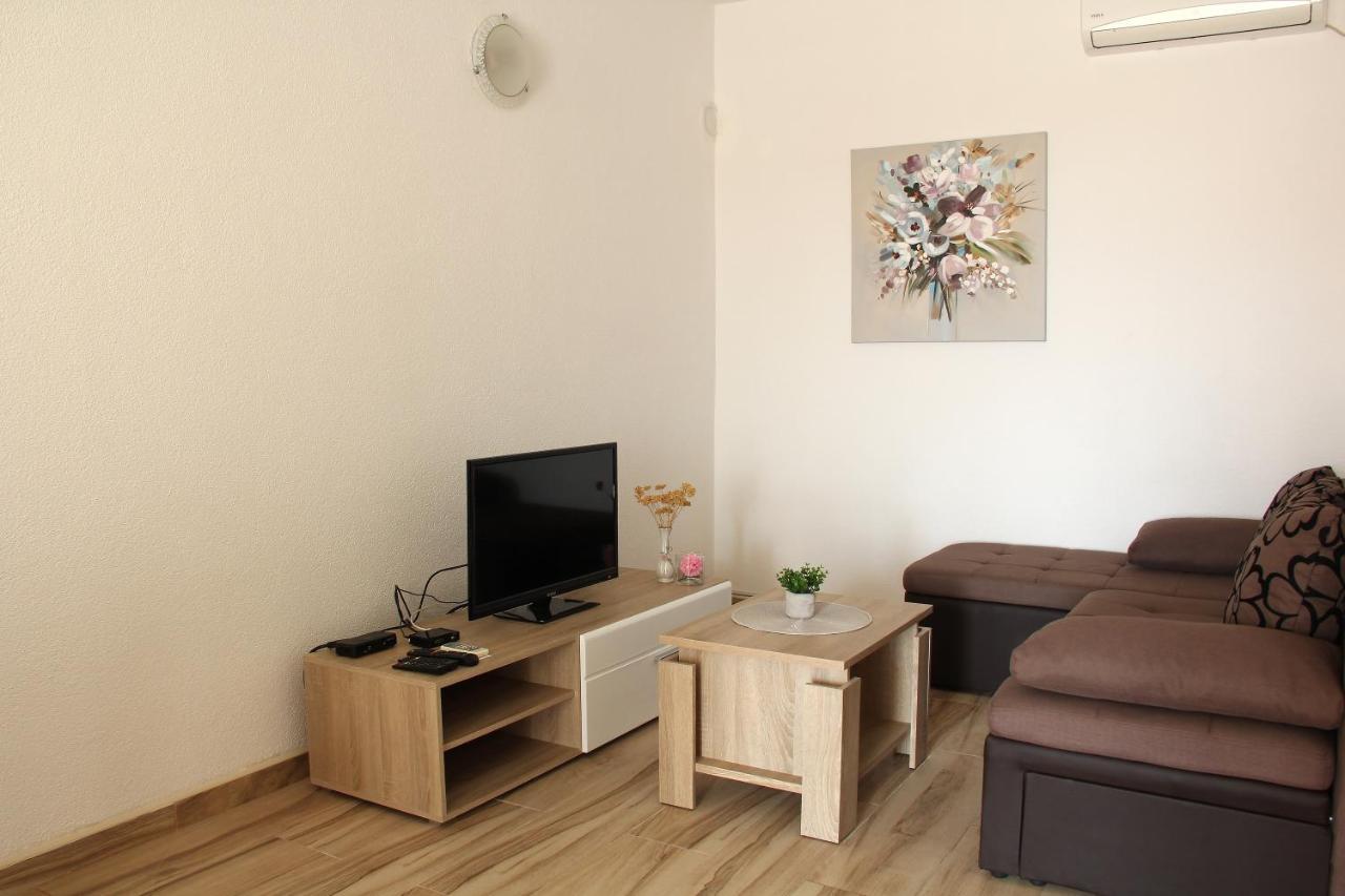 Apartmani Ljubo Примоштен Екстер'єр фото