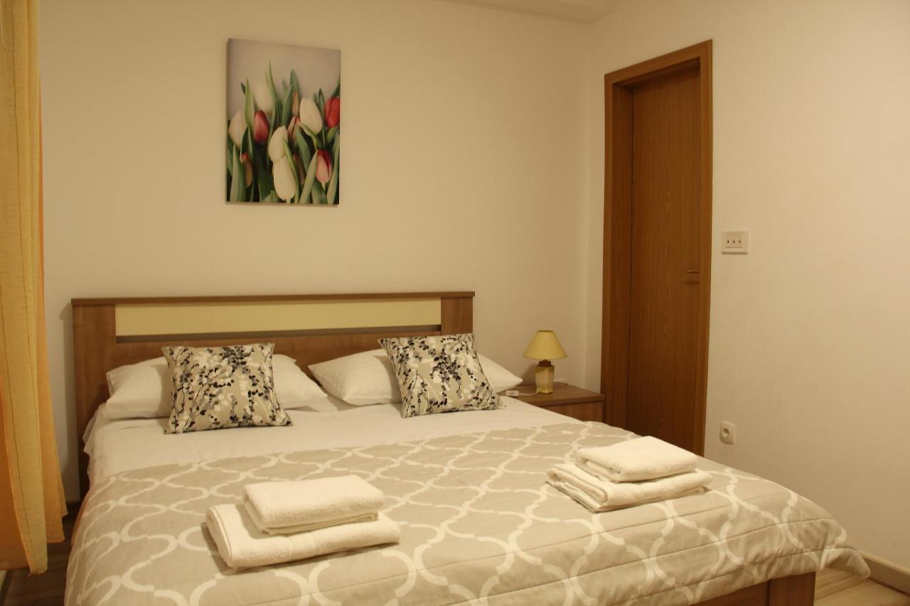 Apartmani Ljubo Примоштен Екстер'єр фото