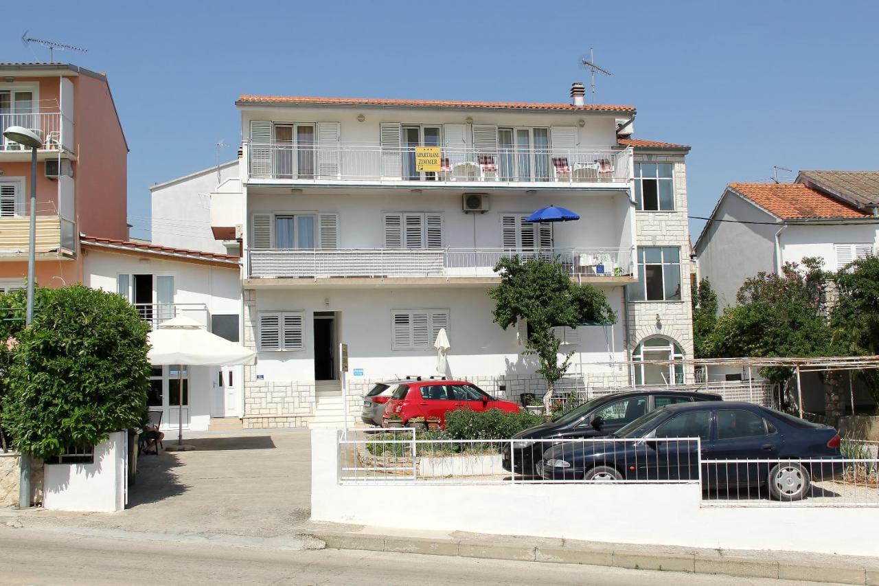 Apartmani Ljubo Примоштен Екстер'єр фото