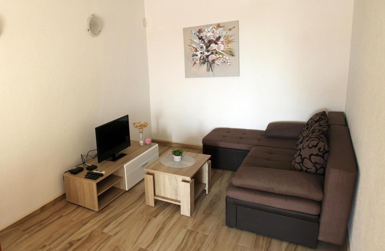 Apartmani Ljubo Примоштен Екстер'єр фото