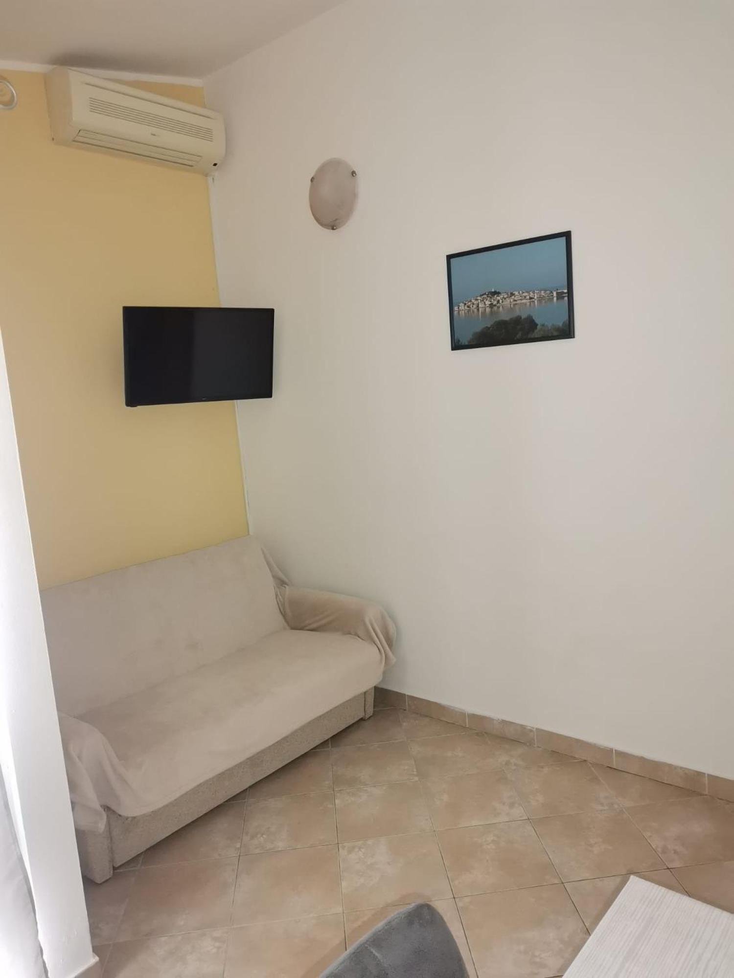 Apartmani Ljubo Примоштен Екстер'єр фото