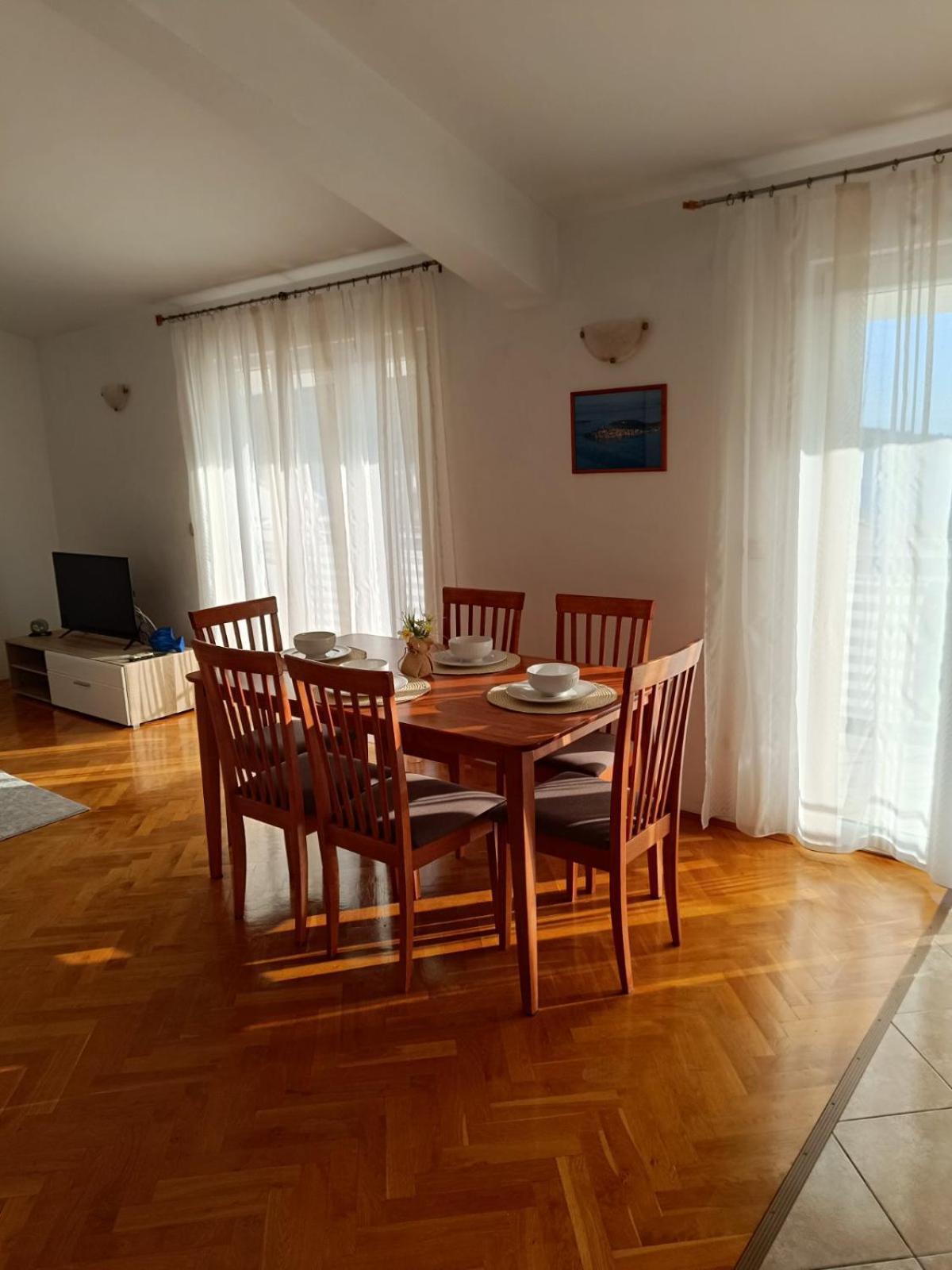 Apartmani Ljubo Примоштен Екстер'єр фото