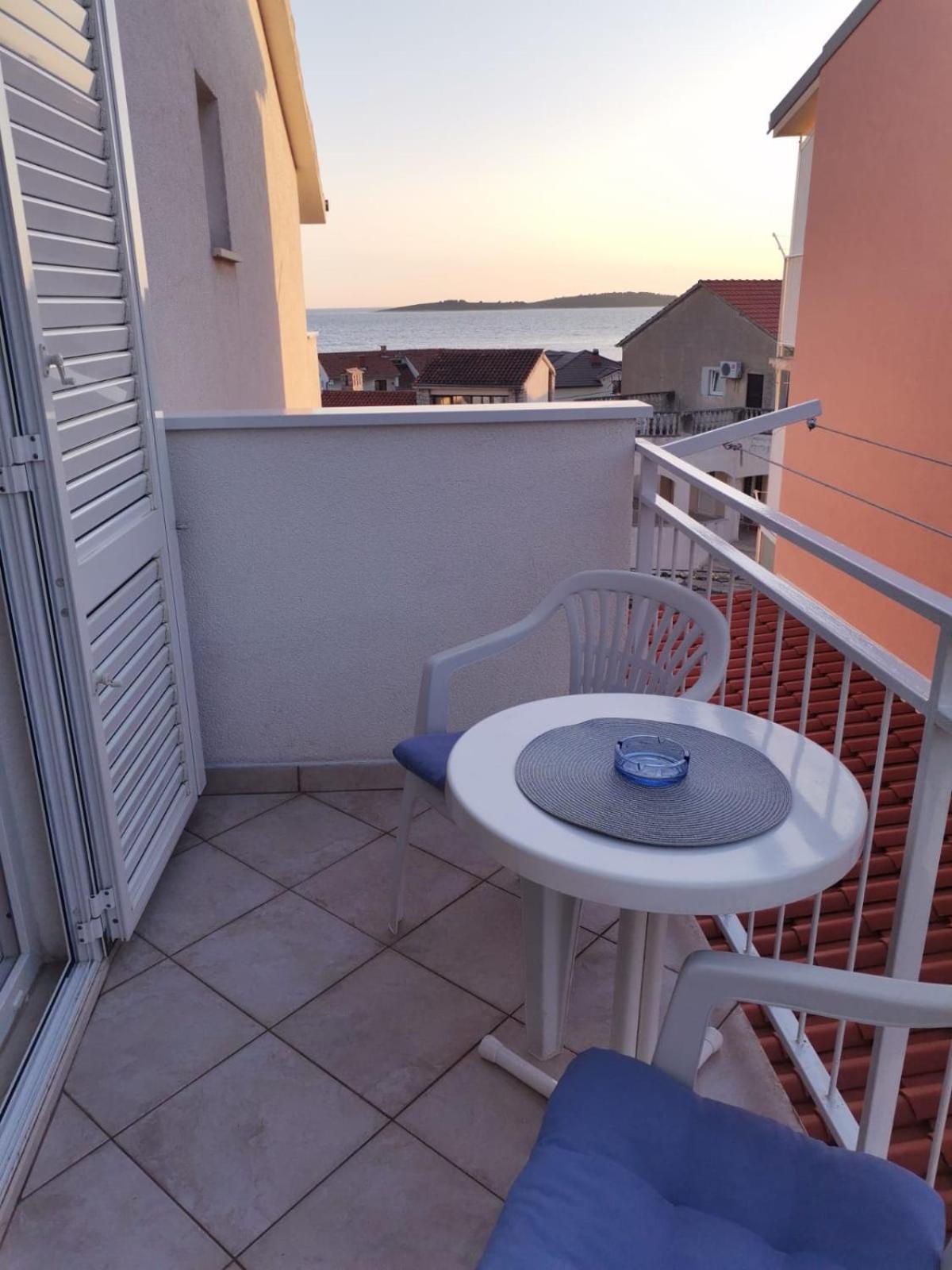 Apartmani Ljubo Примоштен Екстер'єр фото