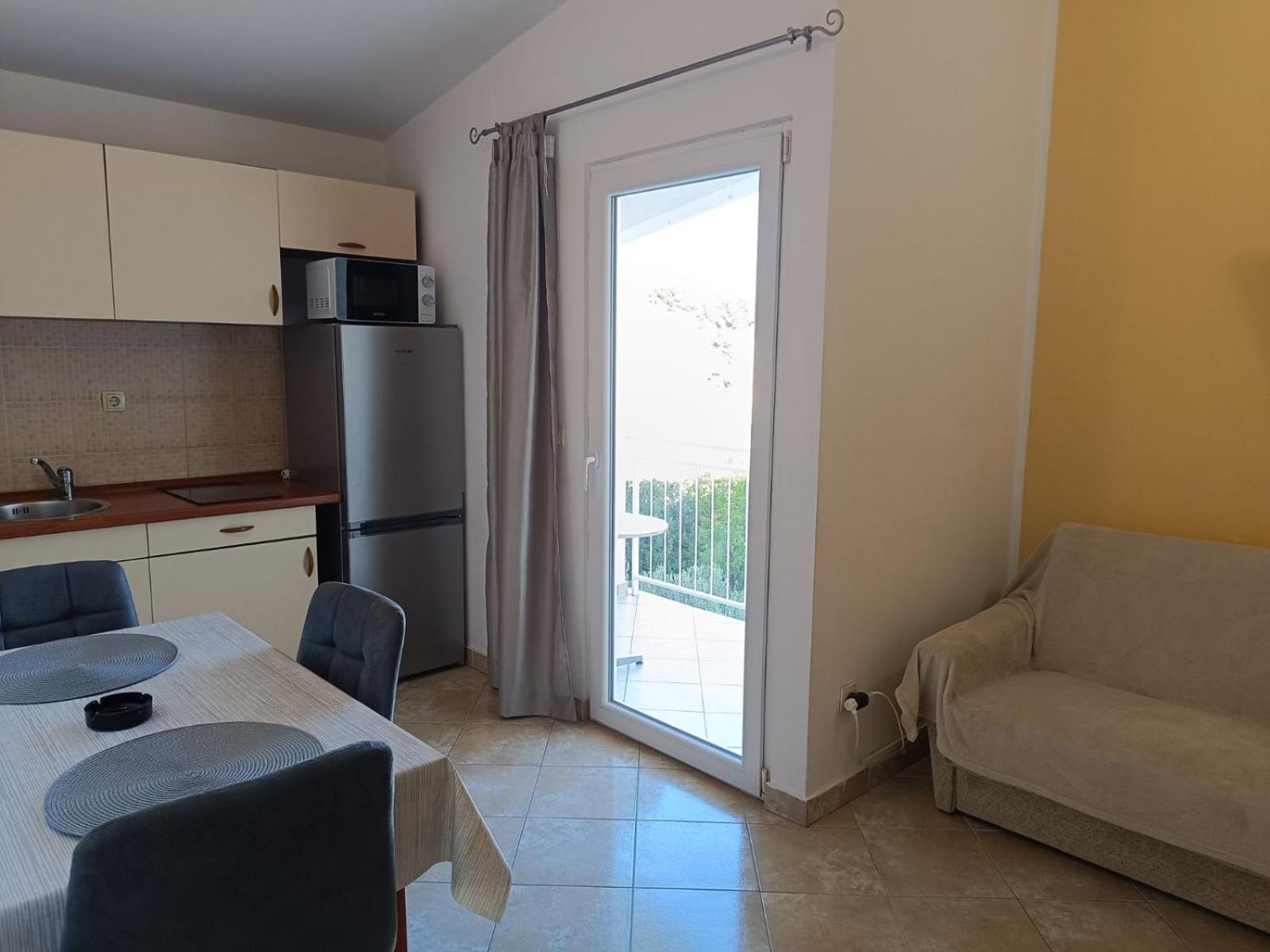 Apartmani Ljubo Примоштен Екстер'єр фото