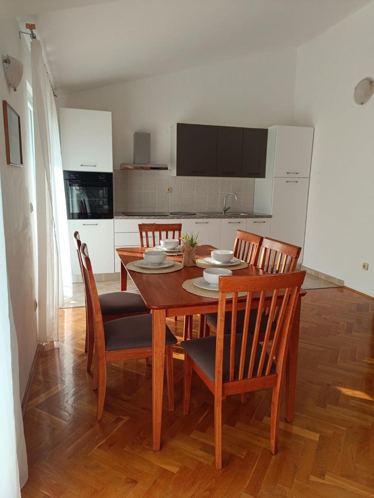 Apartmani Ljubo Примоштен Екстер'єр фото