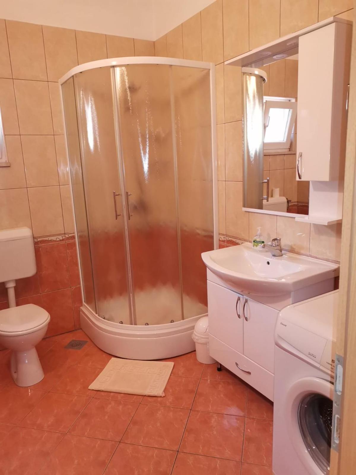 Apartmani Ljubo Примоштен Екстер'єр фото